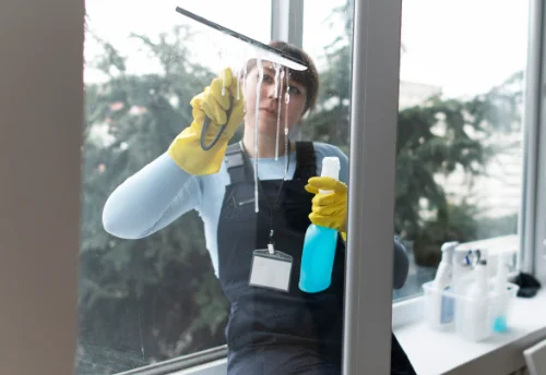 Nettoyage de vitres intérieures et extérieures à Fourneville